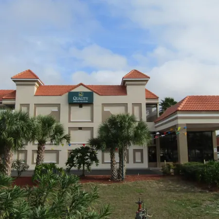 Quality Inn & Suites Kissimmee by the Lake Отели рядом с достопримечательностью «Селебрейшн»