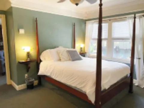 #4 Historic Downtown Apartment w/kitchen