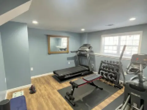 Comfortable and Spacious Home: Entertainment Room, Gym + Large Deck and Patio Hotels in Gilford