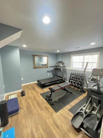 Comfortable House w/ Private Gym + back Deck