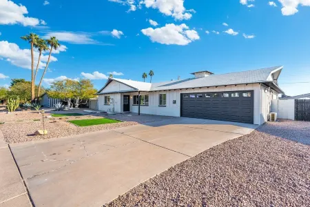 Luxury 4 Br House, Free Heated Pool, Private Hot Tub, Games, 5 Min to Old Town