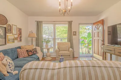 Modern Luxury Cottage with Pool Hotels near Columbus Metropolitan Airport