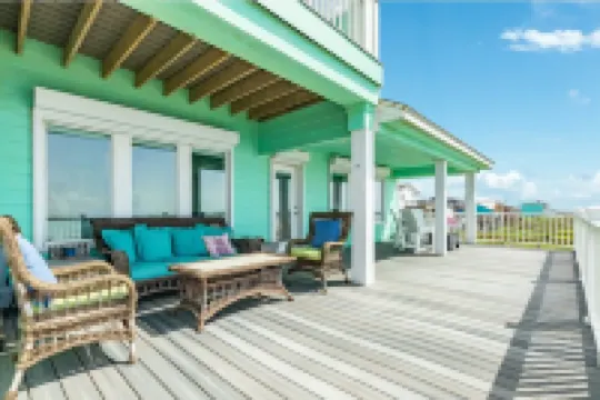 Spacious Beachfront 4-bedroom house in fabulous Surfside Beach with tiki bar