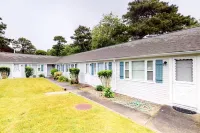Modern & Renovated Studio Condo (Steps to the Beach - Pool, WiFi, Free Parking