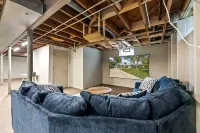 Game Room and Fenced Yard with Waffle Bar Delight - Modern Oasis Hotel a Brookfield