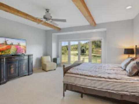 Enjoy views of Old Kinderhook 14th green, in 4 bedroom king bed - 6 bath home 拉塞爾酒店