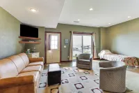 Spacious Edgerton Home w/ Private Beach & Views! - balcón