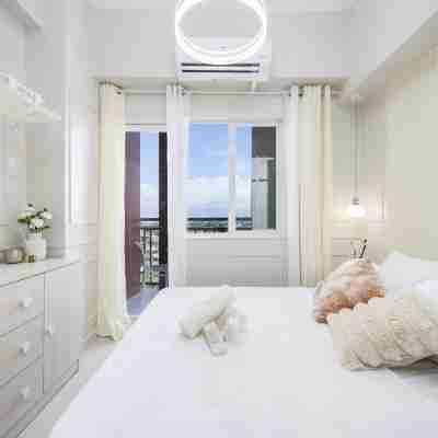 Modern Nordic Studio with Balcony and Pool in Primeworld District Near Airport Rooms
