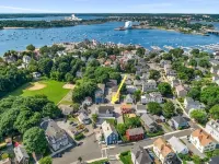Spacious and Stylish Apartment Perfect for Your Getaway in Beverly! Hotels in Beverly
