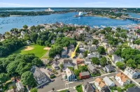 Spacious and Stylish Apartment Perfect for Your Getaway in Beverly! Hotels in Beverly