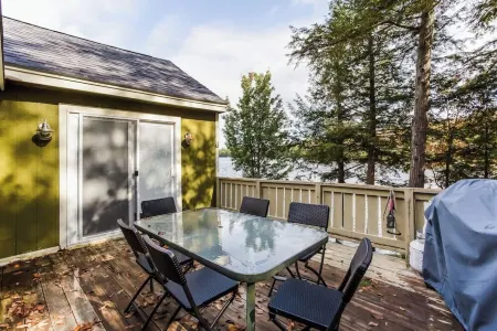 Quaint lakefront; firepit, boat, kayaks, paddleboard, grill, laundry, hammock