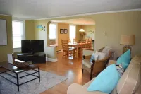 Captains Quarters-CHARMING Cottage Close to Town!!