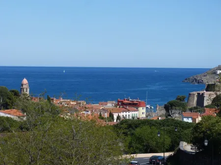 15mn from Collioure, sea view, House in secure residence