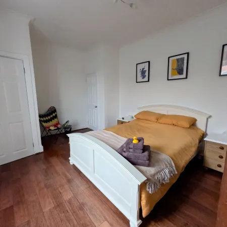 Troon town centre apartment. Great for golf, beach, coastal walks and much more.