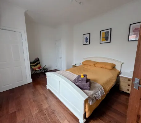 Troon town centre apartment. Great for golf, beach, coastal walks and much more.