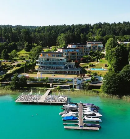 Mountains&Lakes - Luxury Apartment Seepark Velden directly on Lake Wörthersee Отели в г. Velden am Worther See