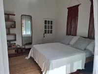 3-ensuite bedroom Beach House in Albion with a pool, a hammam and the beach Hotels in Albion