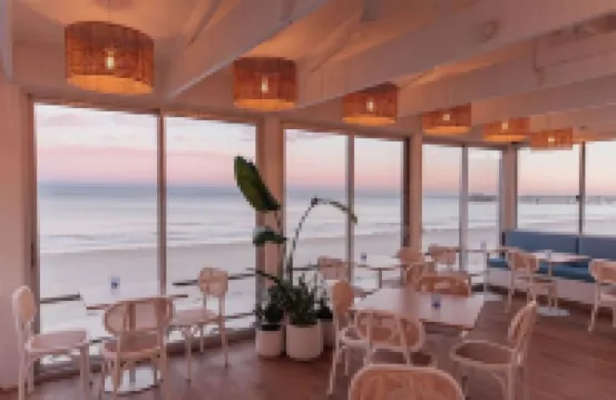 Henley Beachfront Luxury Home With Private Pool, Spa And Sauna!