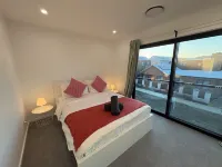 Brand new 4 Bedroom retreat close to nature reserve Hotels in Belconnen