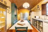 Spectacular apartment in historic mansion from the 1400s