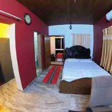 A Riverside Retreat  Holiday Home with Kitchen B1 - Deluxe 2+1-Wi-Fi-AC Rooms