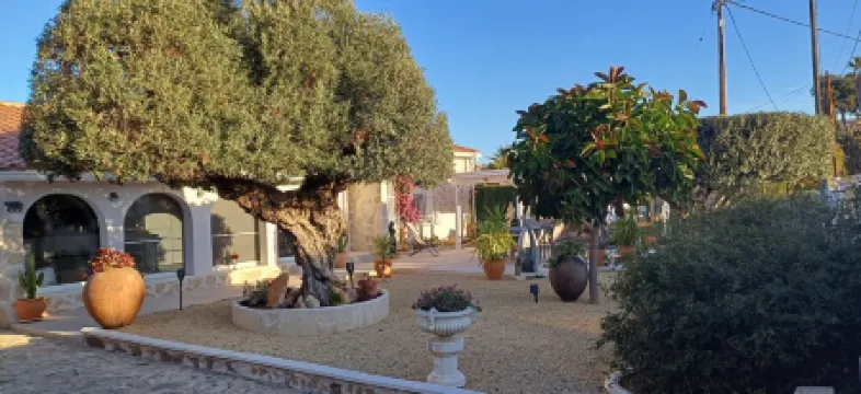 This family home is located on a 1,300 m2 property.