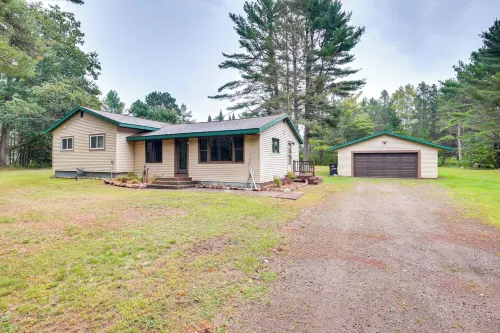 Woodruff Home w/ Lake Access & Pier, Near Town! - Pysäköinti