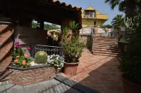 Elegant Villa with swimming pool. فنادق في Mascalucia