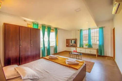 Spacious villa with 4 bedrooms and WiFi, AC in Lonavala