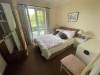 Peaceful gated retreat with a beautiful garden minutes from Ascot and Windsor.