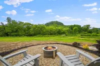 Luxury Airstream Glamping Unit 1 of 6, On-Site Hiking, Private Hot Tub and Sauna