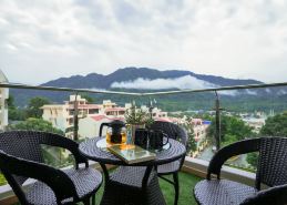Spacious 4-bedroom apartment in enjoyable Rishikesh with fitness room, WiFi