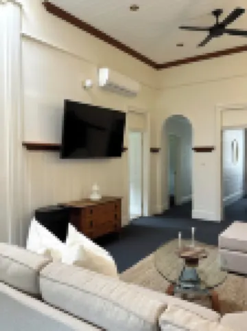 Close to town in walking distance to cafes, restaurants and Lake Alexandra Hotels in Mittagong