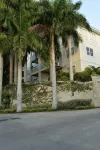 Coastal Gem in gated community. Waterfront, pool, 20 mins from airport Hotels in 