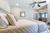 Charming guest house on private property with AC in quiet part of Ozark Hotels in Riverside Township