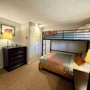 Cozy 2-bedroom condo with WiFi, pool, fitness room in charming Stowe Rooms