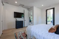 Family-Friendly • Downtown Luxury Villa • Hot Tub • Walk to Lake
