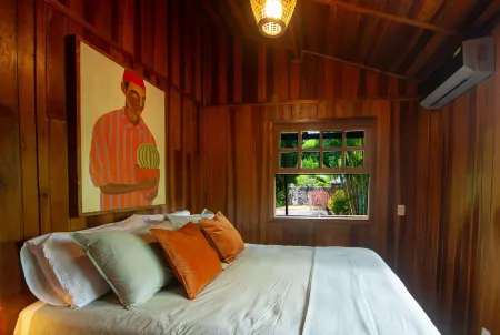 Luxury Staffed 3-bedroom cottage with AC 2 min away from Playa Estillero