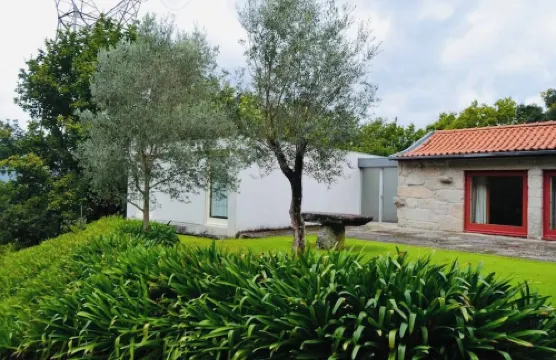 Cabin House. A retreat with a swimming pool and privacy in Gerês.