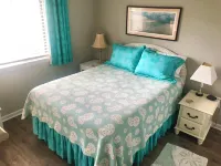 2 BR 2 Bath 1st floor condo with a water view, 10 min from beach