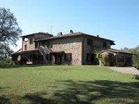 Farmhouse Apt. 2-4-6-8 persons with Pool and Park Hotels in Cetona
