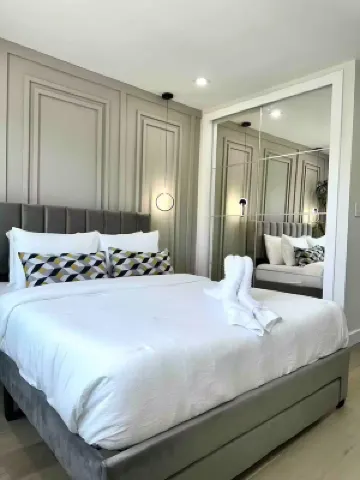 Luxury 3-Bedroom Apartment – Near NYC + NYC Views Nearby Hotels in Edgewater