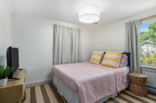 Charming 3-bedroom cottage nearby Lake Michigan beaches & restaurants Hotels in Lake Michigan Beach