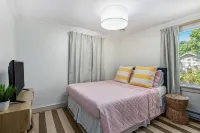 Charming 3-bedroom cottage nearby Lake Michigan beaches & restaurants