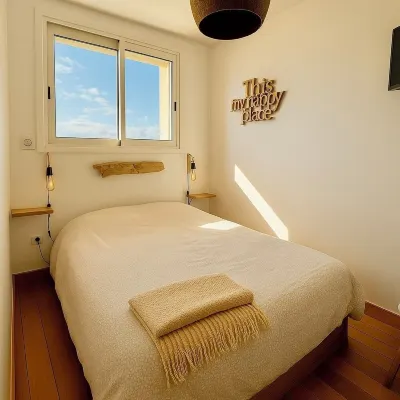 Sea View Escape – Top Floor, A/C, Wi-Fi, Beach