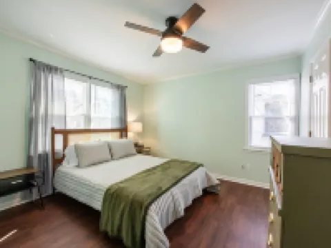 Pet-friendly, freshly renovated, 2 bd/2.5 bath townhome in Decatur! Hotels in Decatur