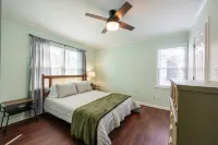 Pet-friendly, freshly renovated, 2 bd/2.5 bath townhome in Decatur!