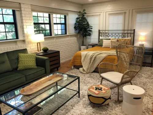 Beautiful Studio w Full Kit, W/D, Covered parking, Close to Shopping/Restaurants