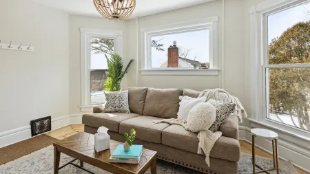 Cozy Loft - Steps to Downtown