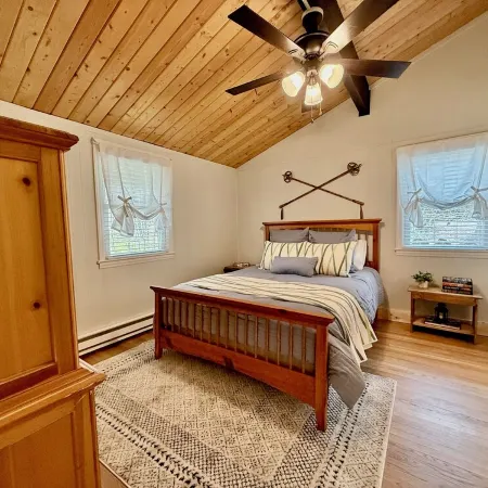 Cozy Winter Retreat Near Slopes with Inviting Fireplace. Pet Friendly!